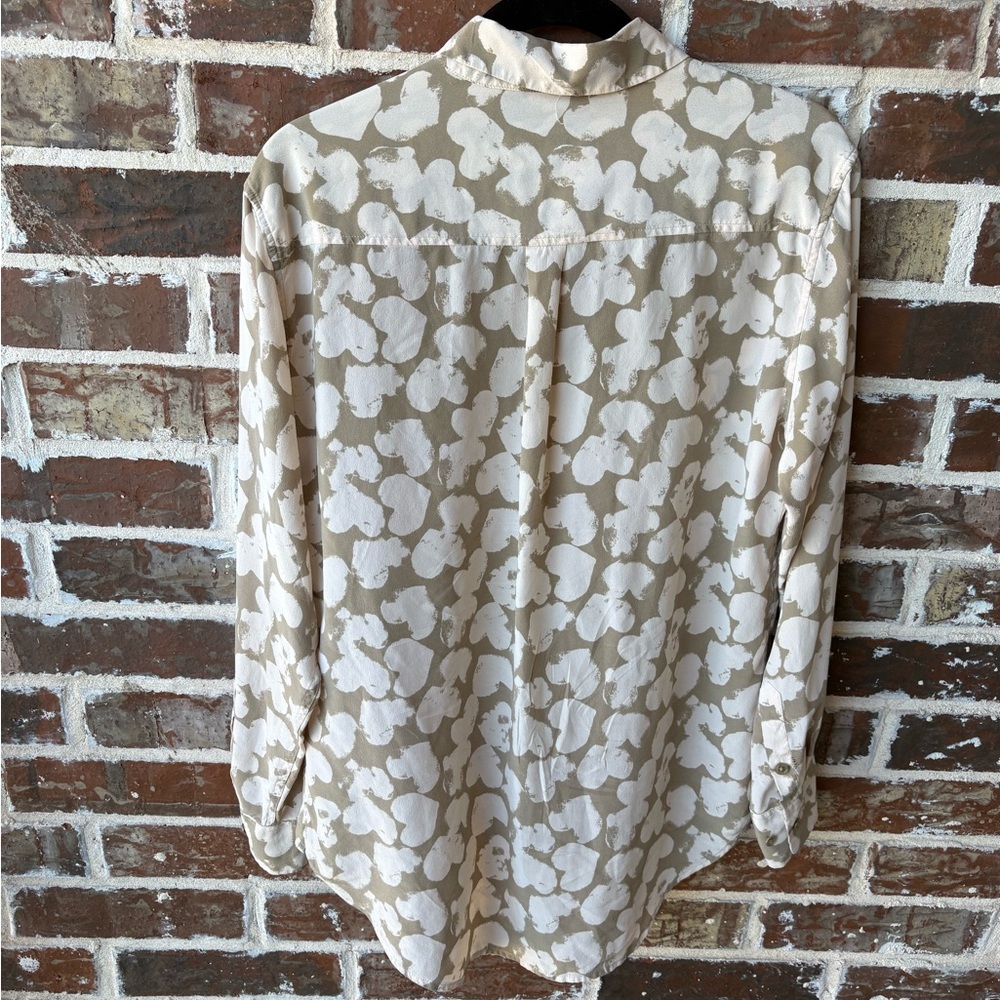 Equipment Femme Taupe Cream Heart Print Silk Blouse Size Medium - Picture 2 of 12